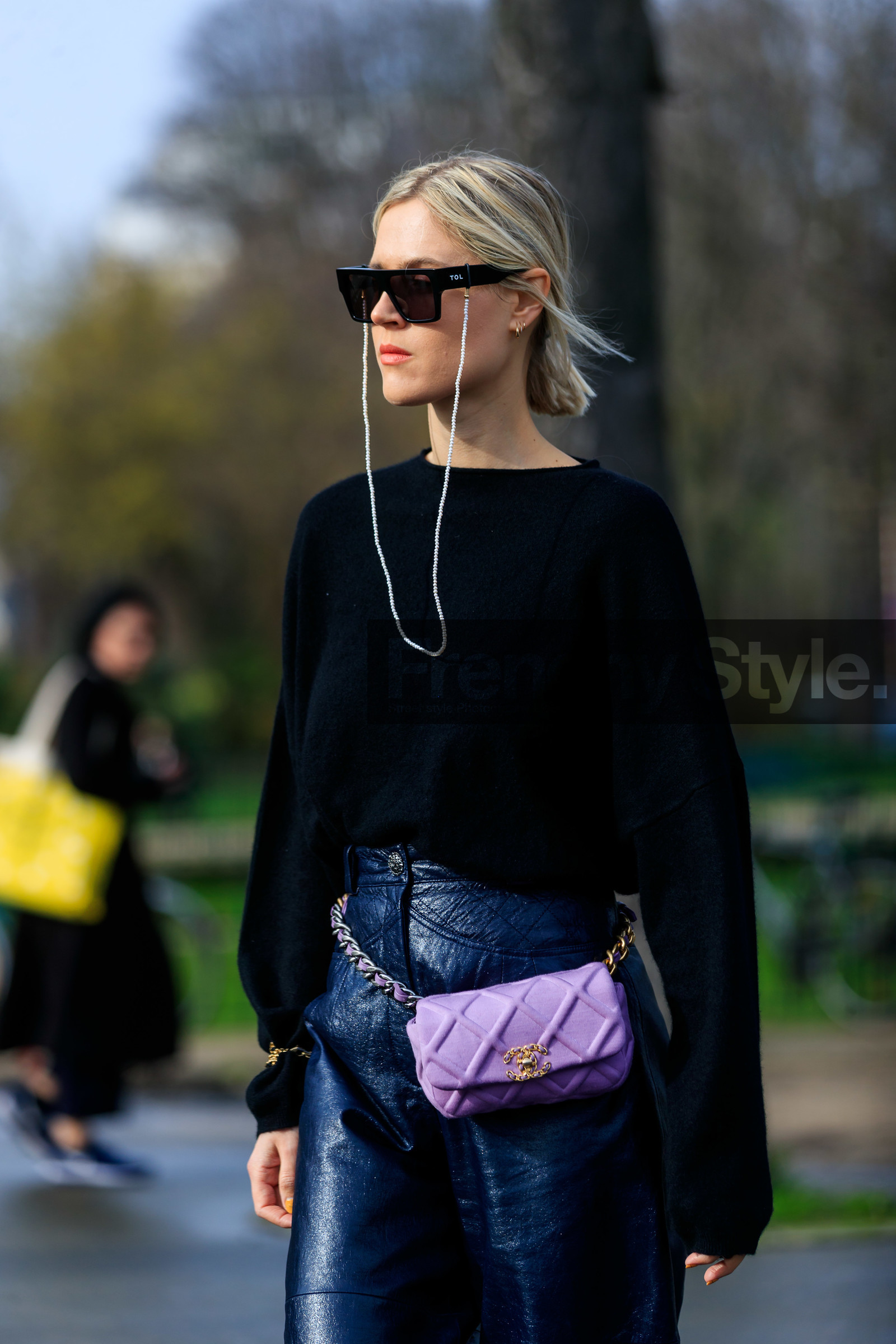 linda tol, tol sunglasses, big sunglasses, square shape glasses, pearl strap sunglasses, black pullover, belt bag, lilac bag, lilac belt, quilted bag, quilted belt, navy blue pants, navy blue vinyl pants, vinyl pants, carrot pants, chanel bag, chanel belt, fashion week, frenchystyle, FW, jonathan paciullo, street style, PFW, PARIS, vertical, atmosphere details, detail