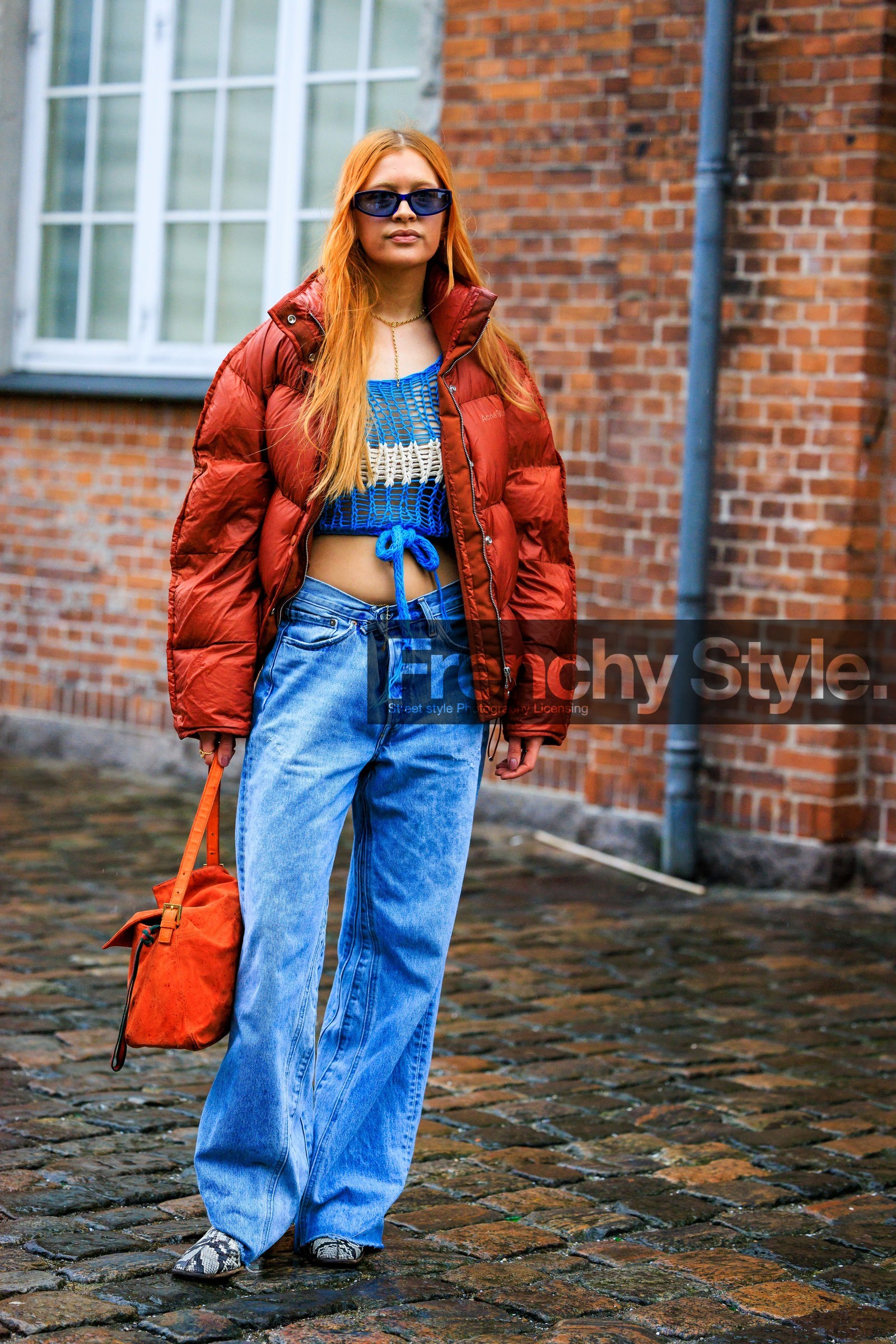 orange hair, dyed hair, blue sunglasses, red jacket, winter jacket, cropped jacket, blue jumper, knitted jumper, cropped jumper, knitwear, blue jeans, low rise jeans, baggy jeans, serpent boots, orange bag, fashion week, frenchystyle, FW, jonathan paciullo, street style, CPH, COPENHAGEN, AUTUMN WINTER 2022-2023, FALL WINTER 2022-2023, FW 22-23, vertical, full length