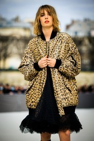 anima print jakcet, leopars print jacket, bomber oversize jacket, ruffle dress, black boots, laced boots, dior, shirt haur, maya hawke, fashion week, frenchystyle, FW, jonathan paciullo, street style, AUTUMN WINTER 2022-2023, FALL WINTER 2022_2023, FW 22-23, PFW, PARIS, vertical, detail