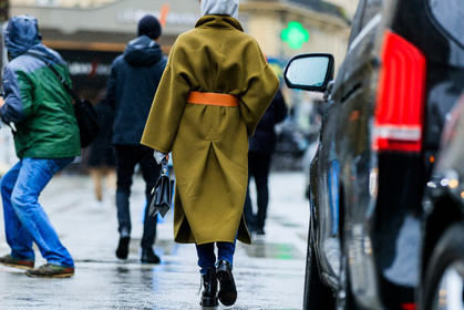 atmosphere details, AUTUMN WINTER 2017-2018, AW 17-18, back detail, black bag, black shoes, brown belt, detail, FALL WINTER 2017-2018, fashion week, frenchystyle, FW, FW 17-18, green coat, grey sweater, hoodie, horizontal, jonathan paciullo, leather bag, leather belt, leather shoes, lena lademann, PARIS, PFW, street style, trousers