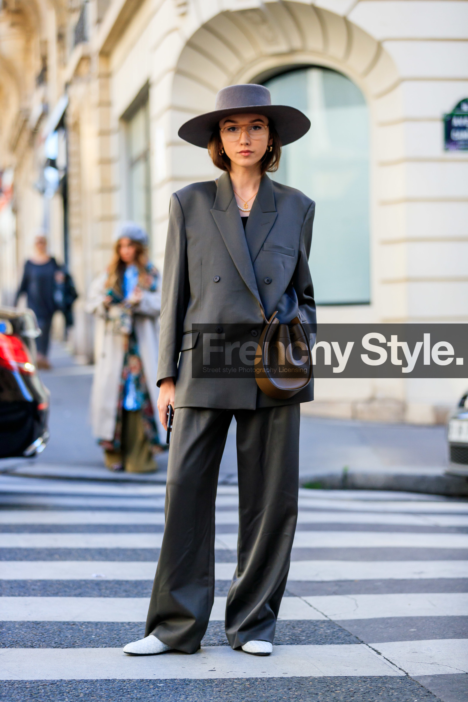 beatrice gutu, blazer, brown bag, grey hat, grey jacket, grey pants, grey suit, leather bag, leather shoes, trousers, white shoes, fashion week, frenchystyle, FW, jonathan paciullo, street style, PFW, PARIS, AUTUMN WINTER 2019-2020, AW 19-20, FALL WINTER 2019-2020, FW 19-20, vertical, full length