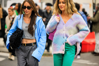 loewe tank top, cropped top, blue shirt, grey pansts, black pouch, furry pouch, black sunglasses, knitwear, multicolor cardigan, green pants, purple cardigan, street style, jonathan paciullo, FW, frenchystyle, fashion week, AUTUMN WINTER 2022-2023, FALL WINTER 2022_2023, FW 22-23, PFW, PARIS, horizontal, atmosphere details, detail, black belt