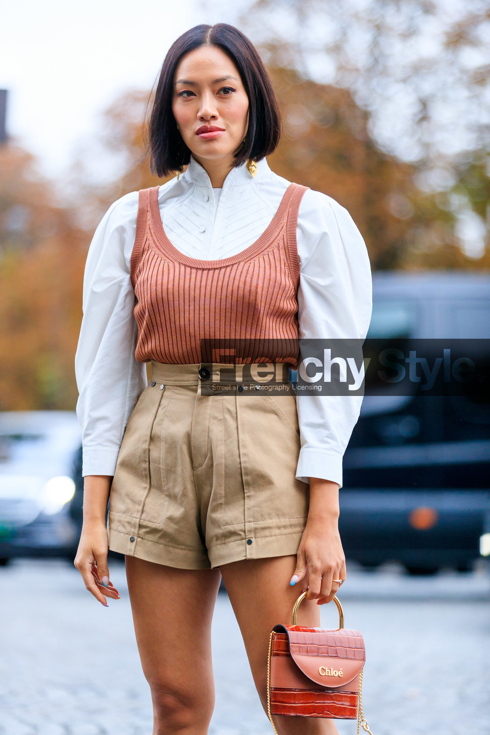 Tiffany Hsu, chloe bag, chloe pullover, chloe shirt, chloe shorts, chloe look, white shirt, balloon sleeves, sleeveless pullover, brown pullover, beige shorts, brown leather bag, animal skin bag, hand bag, mini bag, golden strap bag, fashion week, frenchystyle, FW, jonathan paciullo, street style, SPRING SUMMER 2020, SS 20, PFW, PARIS, vertical, atmosphere details, detail