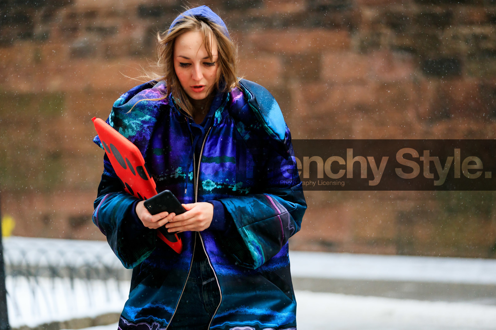 blue coat, graphic jacket, printed jacket, street style, jonathan paciullo, frenchystyle, NYFW, NEW YORK, AUTUMN WINTER 2019-2020, AW 19-20, FALL WINTER 2019-2020, FW 19-20, FW, fashion week, atmosphere details, horizontal, detail