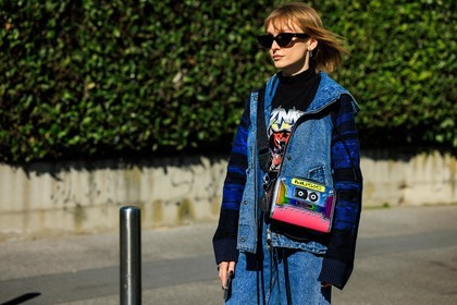 denim full look, cassette bag, crossbody bag, printed crossbody, printed pullover, black sunglasses, 80S look, fashion week, frenchystyle, FW, jonathan paciullo, street style, MFW, MILAN, AUTUMN WINTER 2022-2023, FALL WINTER 2022_2023, FW 22-23, horizontal, atmosphere details