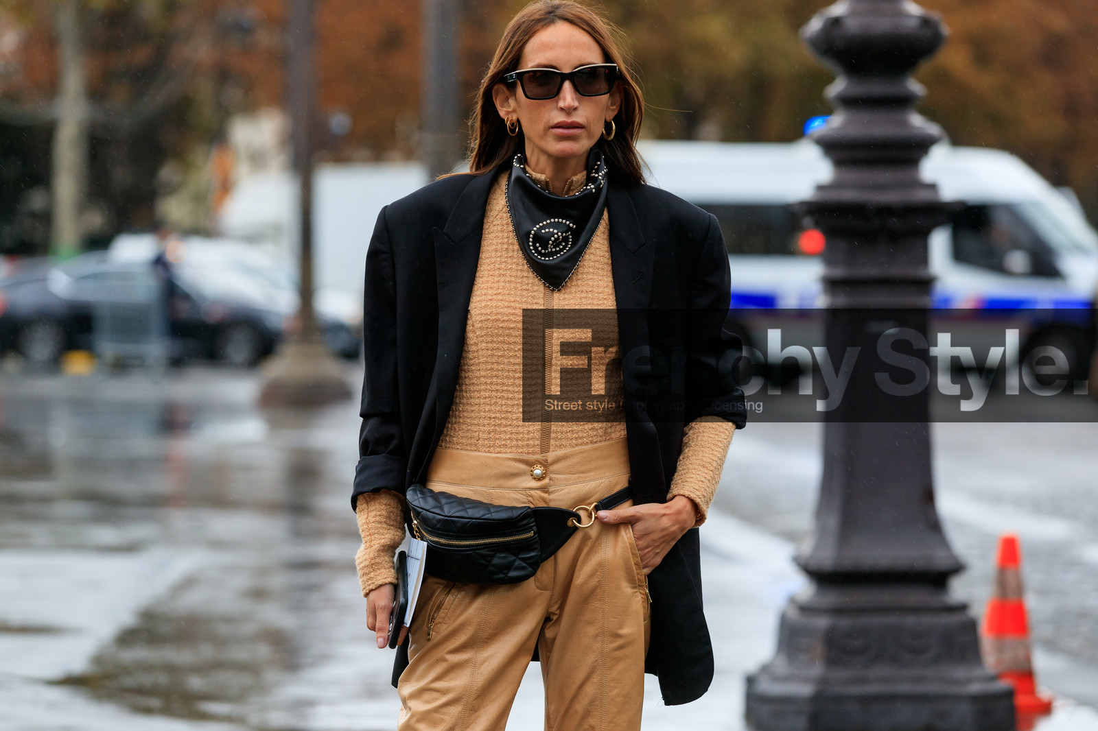 chloe loulou de saison, chanel bag, chanel belt, chanel sunglasses, chanel total look, chanel pants, chanel scarf, chanel cardigan, belt bag, black jacket, black scarf, zipped cardigan, tweed jacket, tweed cardigan, beige leather pants, black leather bag, black leather belt, quilted bag, quilted belt, leather scarf, PARIS, PFW, SPRING SUMMER 2020, SS 20, fashion week, frenchystyle, FW, jonathan paciullo, street style, horizontal, atmosphere details, detail