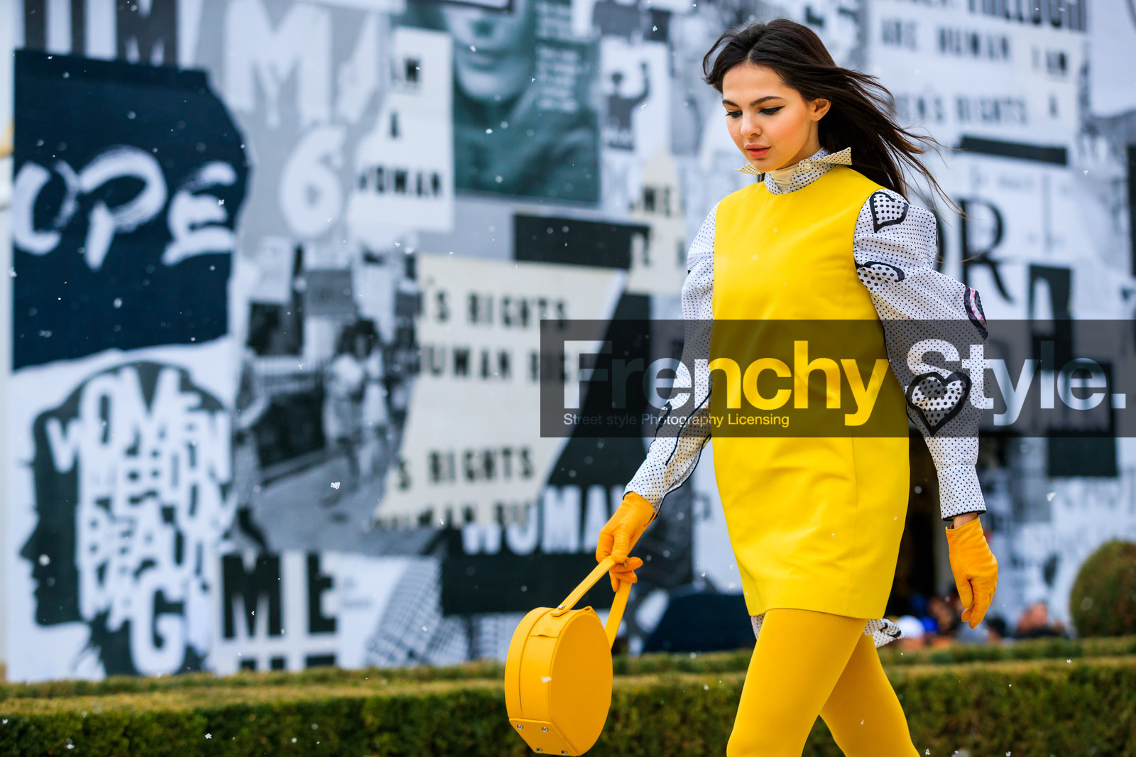 christian dior, graphic shirt, leather bag, leather gloves, printed shirt, striped shirt, tights, yellow bag, yellow dress, yellow gloves, fashion week, frenchystyle, FW, jonathan paciullo, street style, PFW, PARIS, AUTUMN WINTER 2018-2019, FALL WINTER 2018-2019, FW 18-19, horizontal, atmosphere details, doina ciobanu