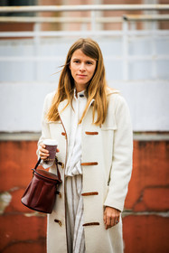 white trench, buttoned trench, bucket brown bag, striped pants, baggy trousers, black shoes, white shirt, coperni, monica ainley, street style, jonathan paciullo, FW, frenchystyle, fashion week, AUTUMN WINTER 2022-2023, FALL WINTER 2022_2023, FW 22-23, PFW, PARIS, vertical, detail