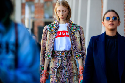animal print, atmosphere details, detail, fashion week, frenchystyle, FW, glitter, gloves, graphic jacket, graphic skirt, gucci, horizontal, jonathan paciullo, leather jacket, leather ki, MFW, MILAN, over the shoulder, printed jacket, printed skirt, printed t shirt, sequined jacket, snake print, SPRING SUMMER 2018, SS 18, street style, white t shirt