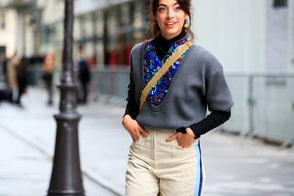 louise follain, grey pullover, low necked pullover, blue blouse, blue shirt, ruffle blouse, ruffle shirt, floral printed blouse, floral printed shirt, white pants, short sleeves pullover, corduroy pants, velvet pants, louis vuitton blouse, louis vuitton shirt, louis vuitton pants, PARIS, PFW, fashion week, frenchystyle, FW, jonathan paciullo, street style, SPRING SUMMER 2021, SS 21, horizontal, atmosphere details, detail