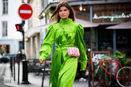 alice violier, green dress, neon green dress, silk dress, satin dress, high collar dress, long dress, long sleeves dress, paco rabanne bag, plastic bag, flower bag, light pink bag, crossbody bag, silvered chain strap bag, belted dress, drape dress, balloon sleeves, PARIS, PFW, fashion week, frenchystyle, FW, jonathan paciullo, street style, SPRING SUMMER 2021, SS 21, horizontal, atmosphere details, detail