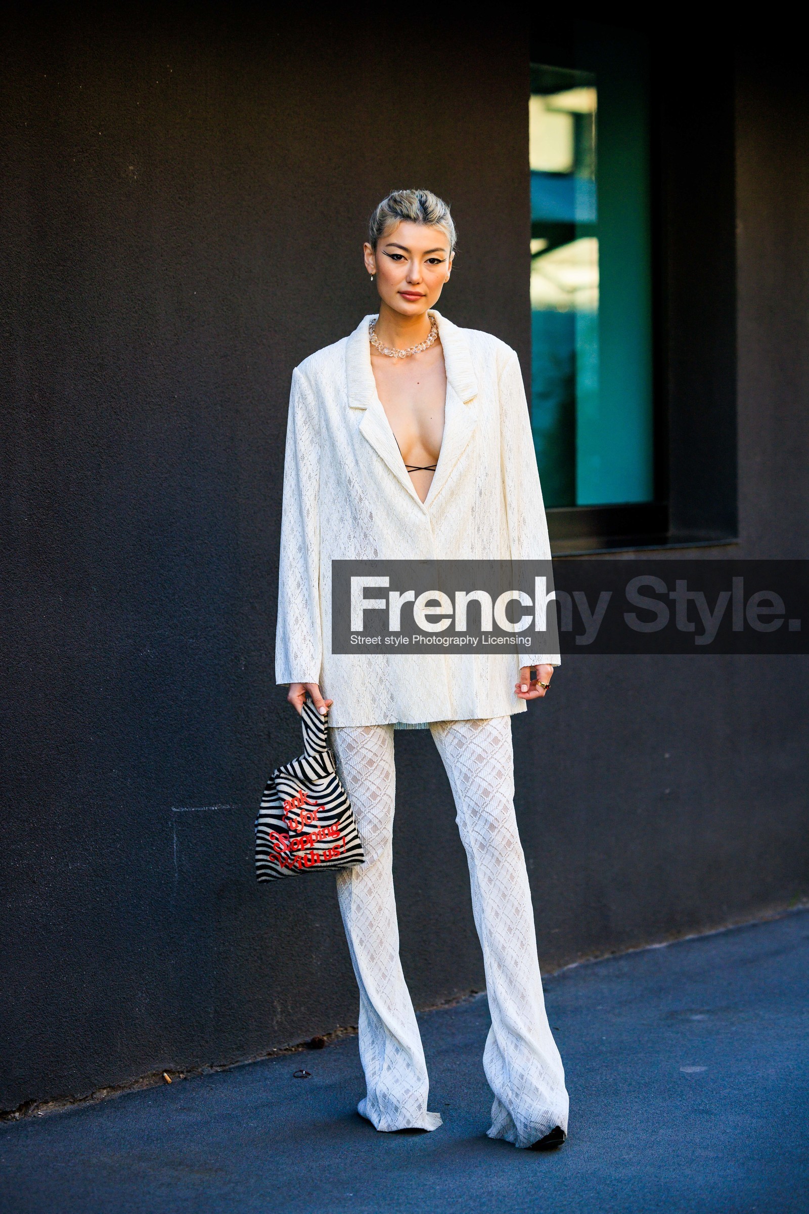 total white look, knitwear, knitted pants, knitted blazer, stripes bag, white and black bag, printed bag, transparent necklace, amalie gassmann, fashion week, frenchystyle, FW, jonathan paciullo, street style, vertical, full length