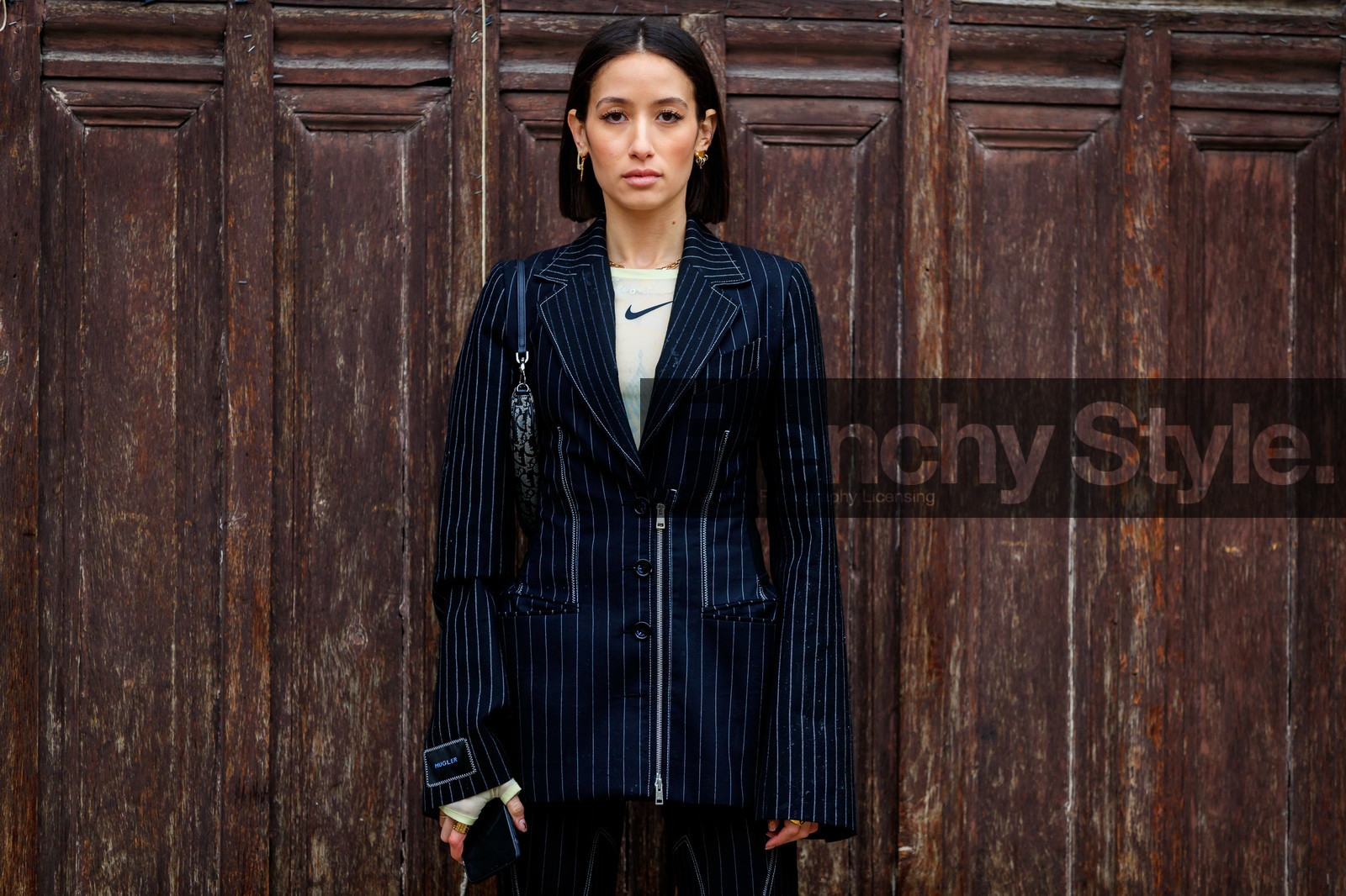 alexandra guerain, navy blue jacket, navy blue pants, striped jacket, striped pants, zipped pants, zipped jacket, nike top, white top, technical fabric top, mugler jacket, mugler pants, mugler look, monogrammed bag, shoulder bag, dior bag, dior saddle bag, navy blue bag, fashion week, frenchystyle, FW, jonathan paciullo, street style, PFW, PARIS, horizontal, atmosphere details, detail