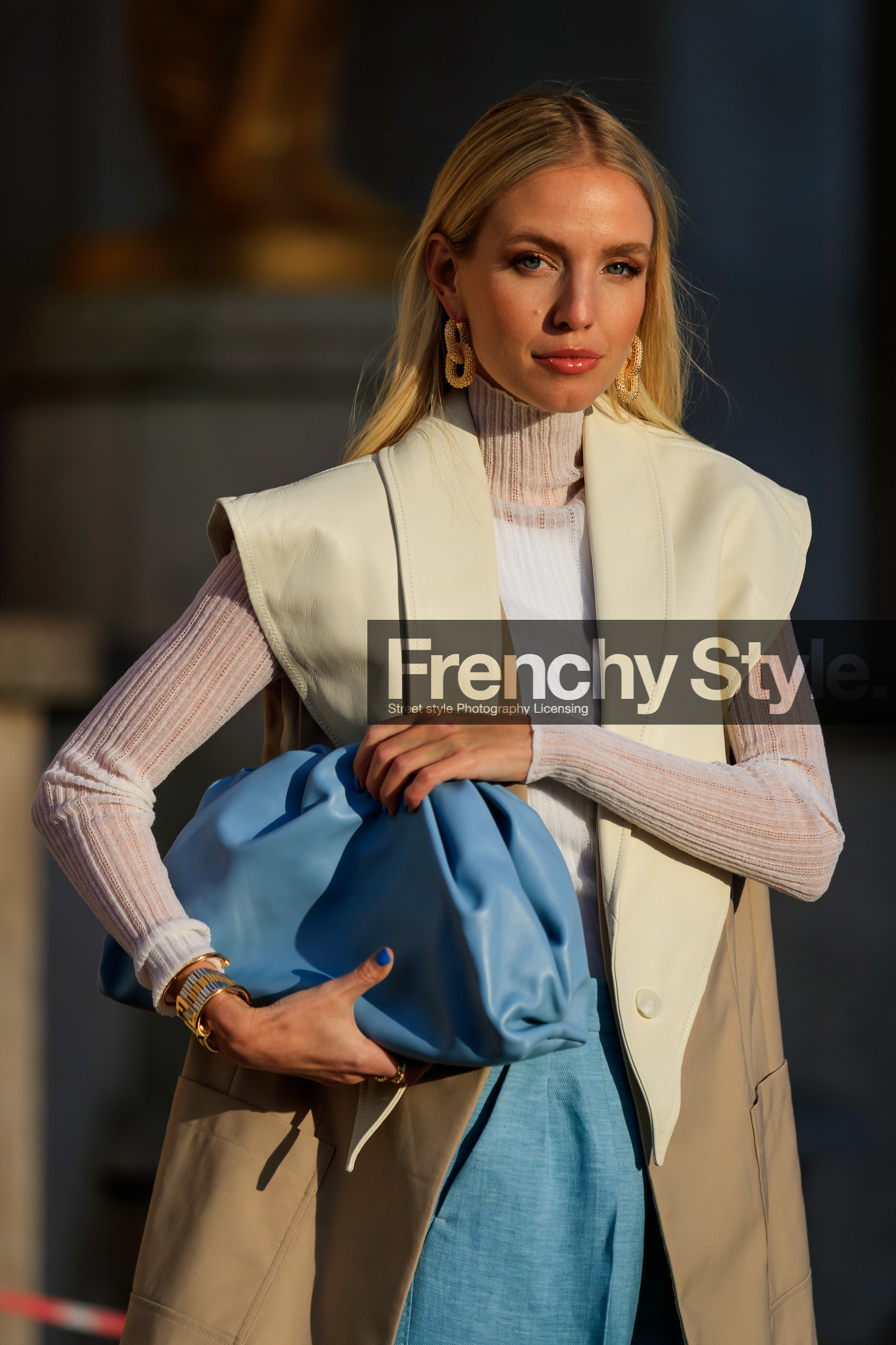 leonie hanne, white leather jacket, white pullover, turtleneck pullover, sleeveless jacket, beige jacket, bicolor jacket, oversize jacket, light blue leather clutch, light blue pants, linen pants, golden earrings, round shape earrings, dangling earrings, fashion week, frenchystyle, FW, jonathan paciullo, street style, PFW, PARIS, AUTUMN WINTER 2020-2021, FALL WINTER 2020-2021, FW 20-21, vertical, atmosphere details, detail