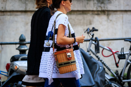 brown bag, leather bag, sunglasses, white sweater, fashion week, frenchystyle, FW, jonathan paciullo, street style, PFW, PARIS, atmosphere details, horizontal, detail, AUTUMN WINTER 2018-2019, FALL WINTER 2018-2019, FW 18-19