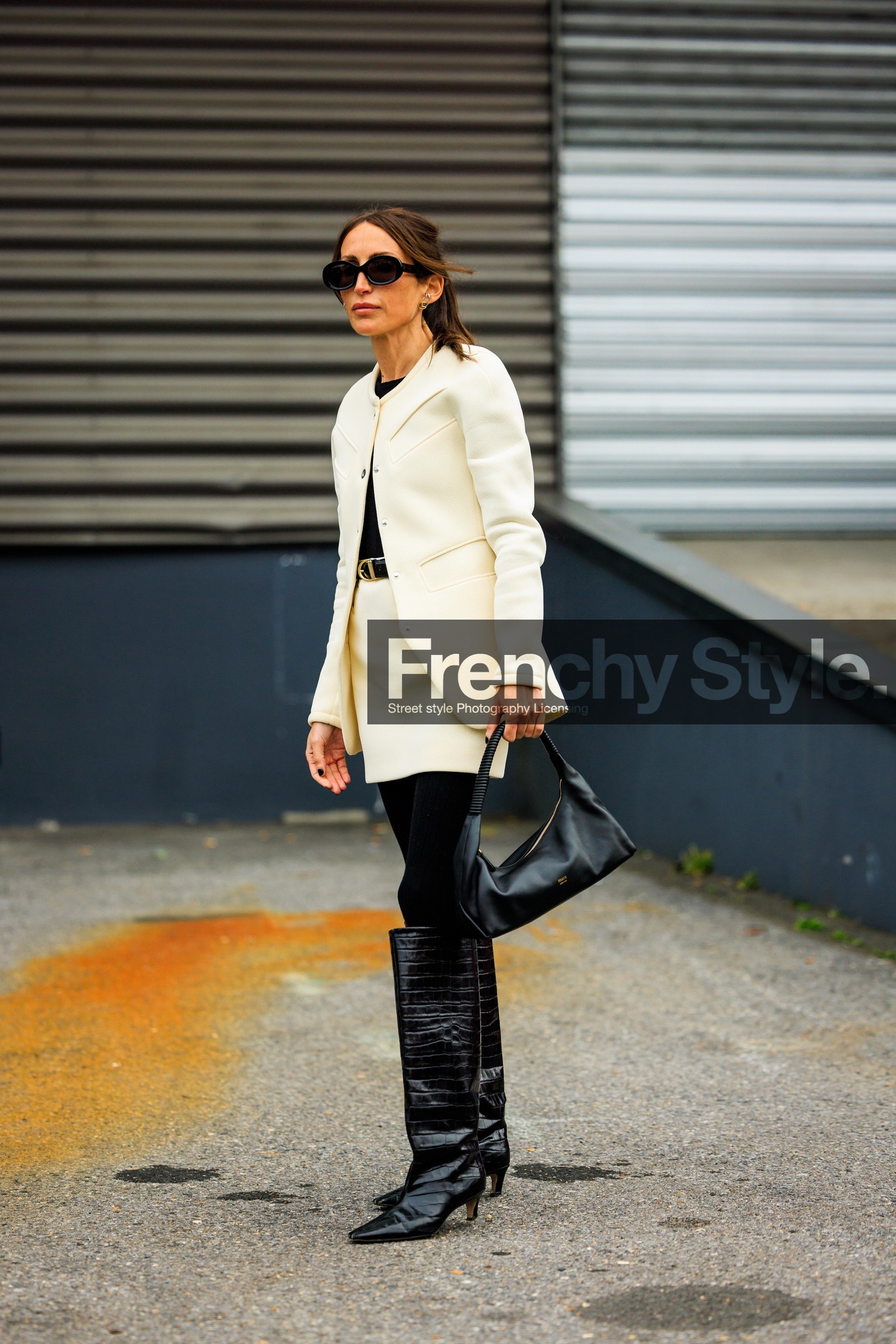 croco boots, black sunglasses, black tights, mini skirt, white skirt, black belt, white jacket, black handbag, leather bag, coperni, chloe loulou de saison, street style, jonathan paciullo, FW, frenchystyle, fashion week, AUTUMN WINTER 2022-2023, FALL WINTER 2022_2023, FW 22-23, PFW, PARIS, full length, vertical