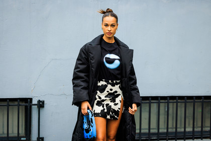 coperni logo tshirt, coperni, puffed jacker, winter jacket, black coat, cow print skirt, mini skirt, animal print skirt, black tshirt, coperni bag, blue baf, cow print bag, sarah lysander, street style, jonathan paciullo, FW, frenchystyle, fashion week, AUTUMN WINTER 2022-2023, FALL WINTER 2022_2023, FW 22-23, PFW, PARIS, horizontal, atmosphere details, detail