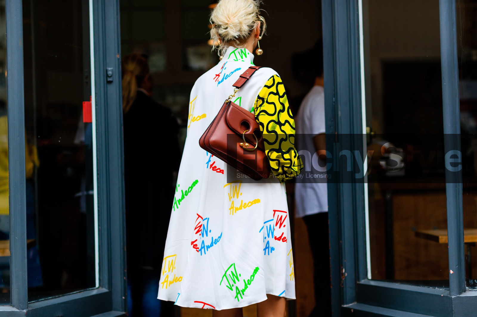 atmosphere details, brown bag, detail, drawings, earrings, fashion week, frenchystyle, FW, golden jewelry, horizontal, jonathan paciullo, jw anderson, leather bag, LFW, LONDON, multicolor dress, multicolor shirt, olga karput, printed dress, printed shirt, red, shirt dress, SPRING SUMMER 2017, SS 17, street style, turquoise, white, white shirt, woman, yellow