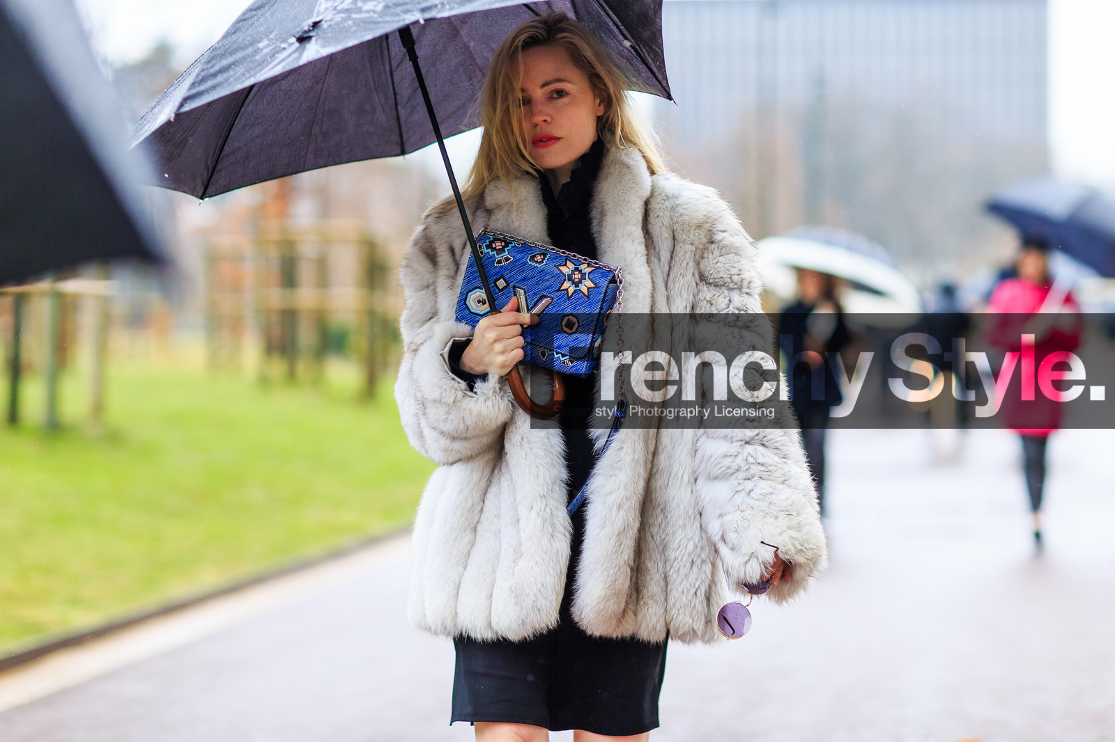 atmosphere details, AUTUMN WINTER 2016-2017, AW 16-17, blue bag, detail, FALL WINTER 2016-2017, fashion week, frenchystyle, fur coat, FW, FW 16-17, horizontal, jonathan paciullo, leather bag, louis vuitton, PARIS, PFW, printed bag, street style, umbrella, white coat, white fur