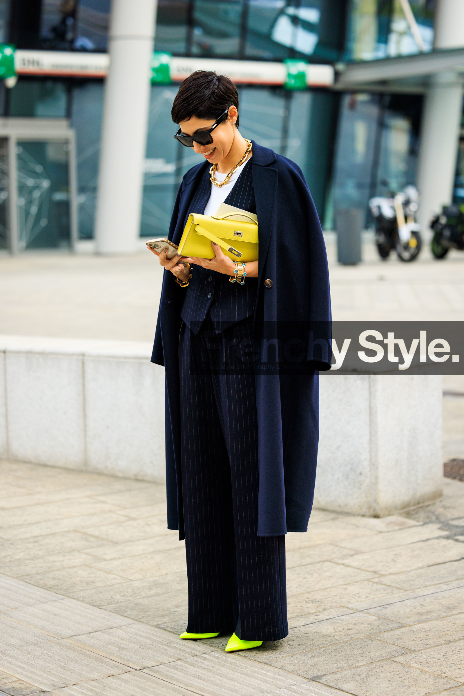 hermes clutch, yellow clutch, pencil bag, blue coat, blue striped vest, blue suit, full blue look, dark blue pants, white straight pants, black sunglasses, golden chain necklace, eye bracelets, golden bracelets, iphone, grey nails, short hair, white tshirt, fluo green stilettos, street style, jonathan paciullo, FW, frenchystyle, fashion week, MFW, MILAN, FALL WINTER 2022_2023, AUTUMN WINTER 2022-2023, FW 22-23, vertical, full length