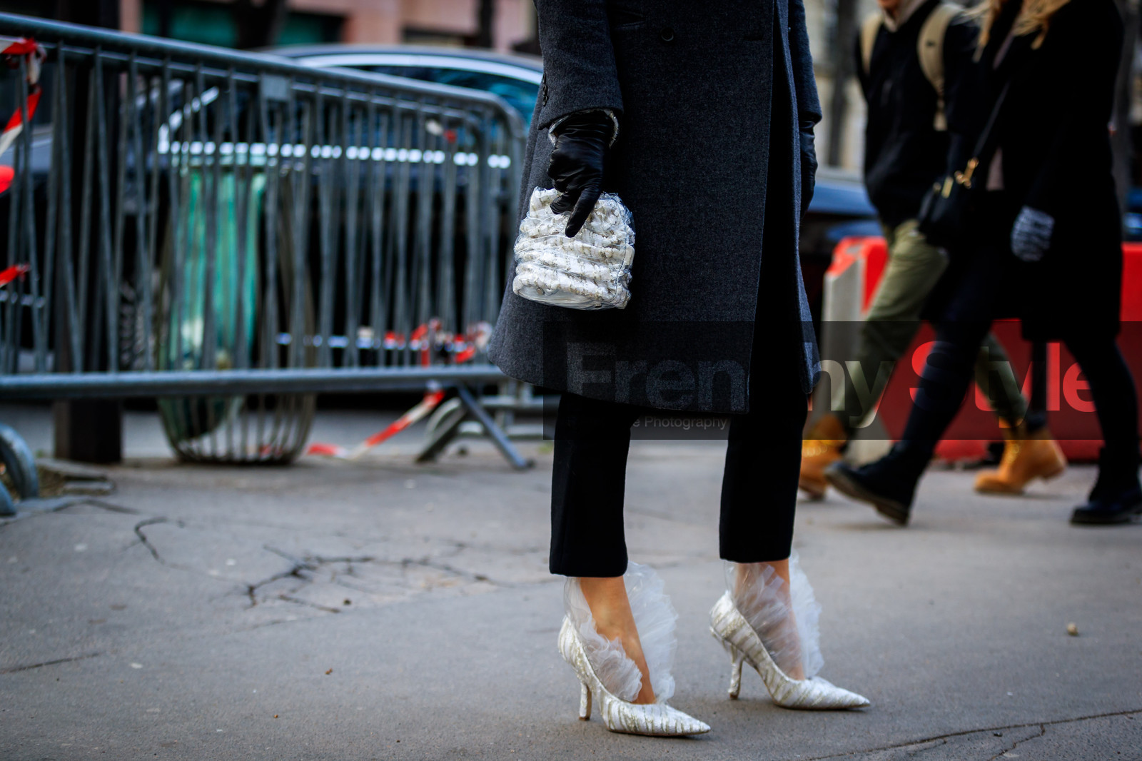 black gloves, black pants, grey coat, high heels, leather bag, leather gloves, leather shoes, trousers, white bag, white shoes, street style, jonathan paciullo, FW, frenchystyle, fashion week, PFW, PARIS, AUTUMN WINTER 2018-2019, FALL WINTER 2018-2019, FW 18-19, horizontal, atmosphere details