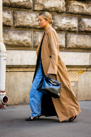 leather trench, beige trench, long trench, black trench, jeans, birkin bag, hermes bag, black sandals, glasses, street style, jonathan paciullo, FW, frenchystyle, fashion week, AUTUMN WINTER 2022-2023, FALL WINTER 2022_2023, FW 22-23, PFW, PARIS, full length, vertical