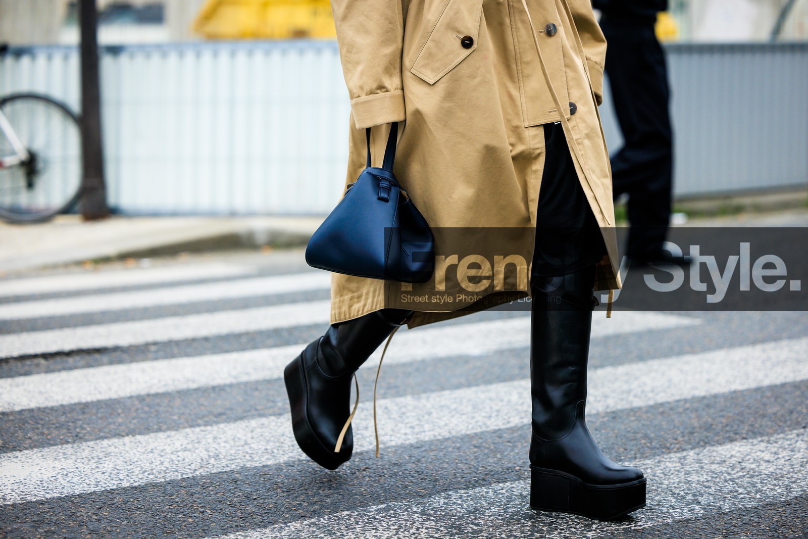 small bag, platform boots, black boots, leather boots, leather bag, black handbag, street style, jonathan paciullo, FW, frenchystyle, fashion week, AUTUMN WINTER 2022-2023, FALL WINTER 2022_2023, FW 22-23, PFW, PARIS, horizontal, atmosphere details, detail