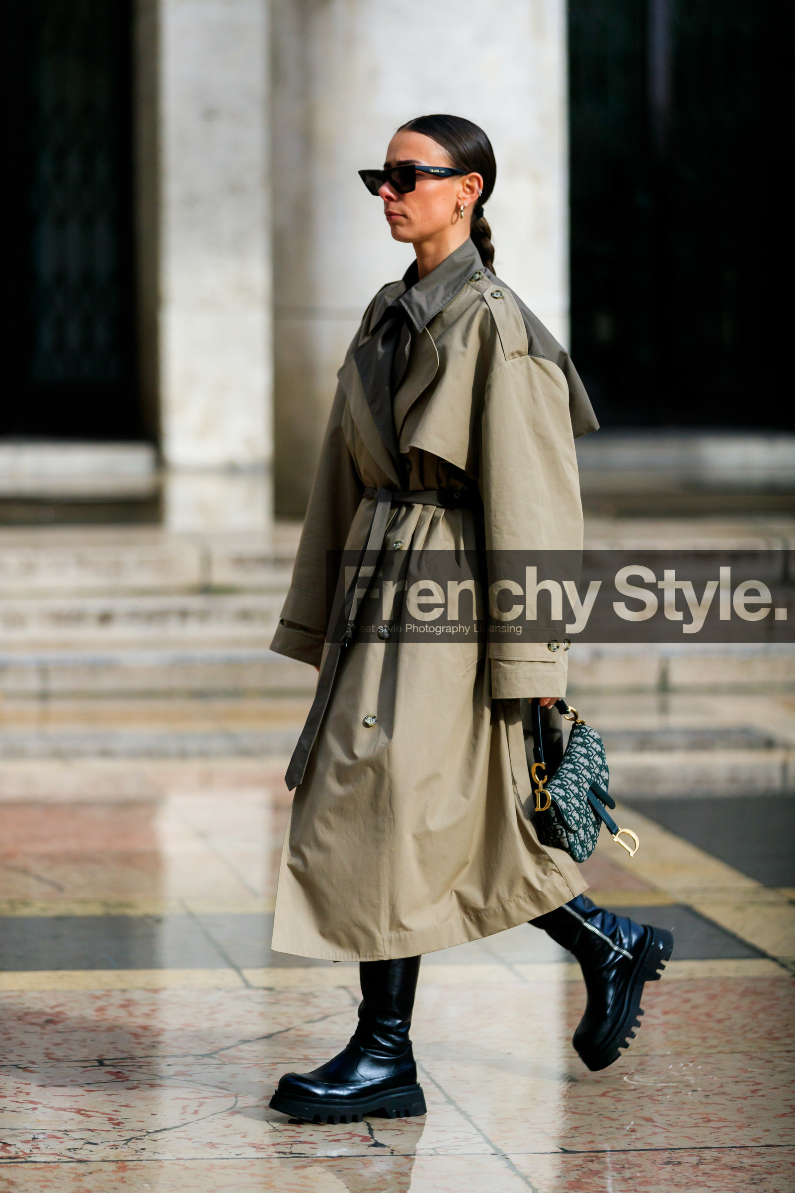 alice & j.s, alice barbier, kaki trench coat, beige trench coat, bicolor trench coat, green leather bag, monogrammed bag, dior bag, dior saddle bag, hand bag, mini bag, black sunglasses, black leather boots, celine sunglasses, flat boots, high boots, back details, big sole boots, fashion week, frenchystyle, FW, jonathan paciullo, street style, PFW, PARIS, vertical, full length