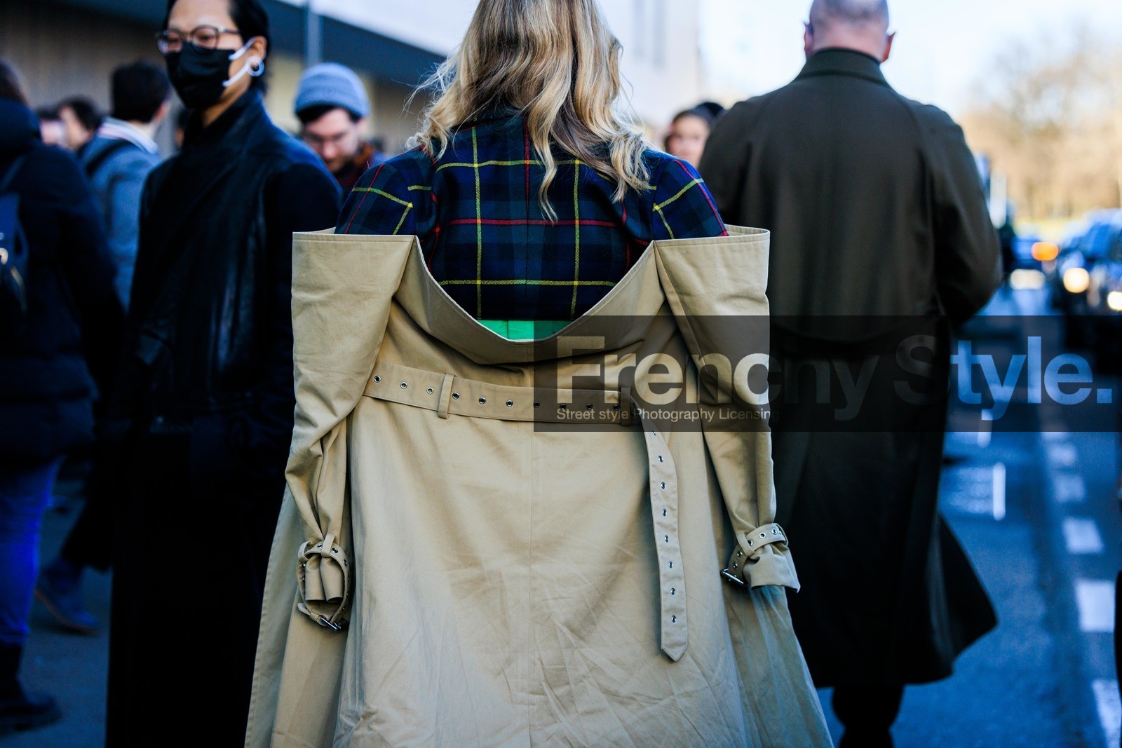 back detail, classic coat, beige coat, plaide blazer, green blazer, fashion week, frenchystyle, FW, jonathan paciullo, street style, atmosphere details, horizontal