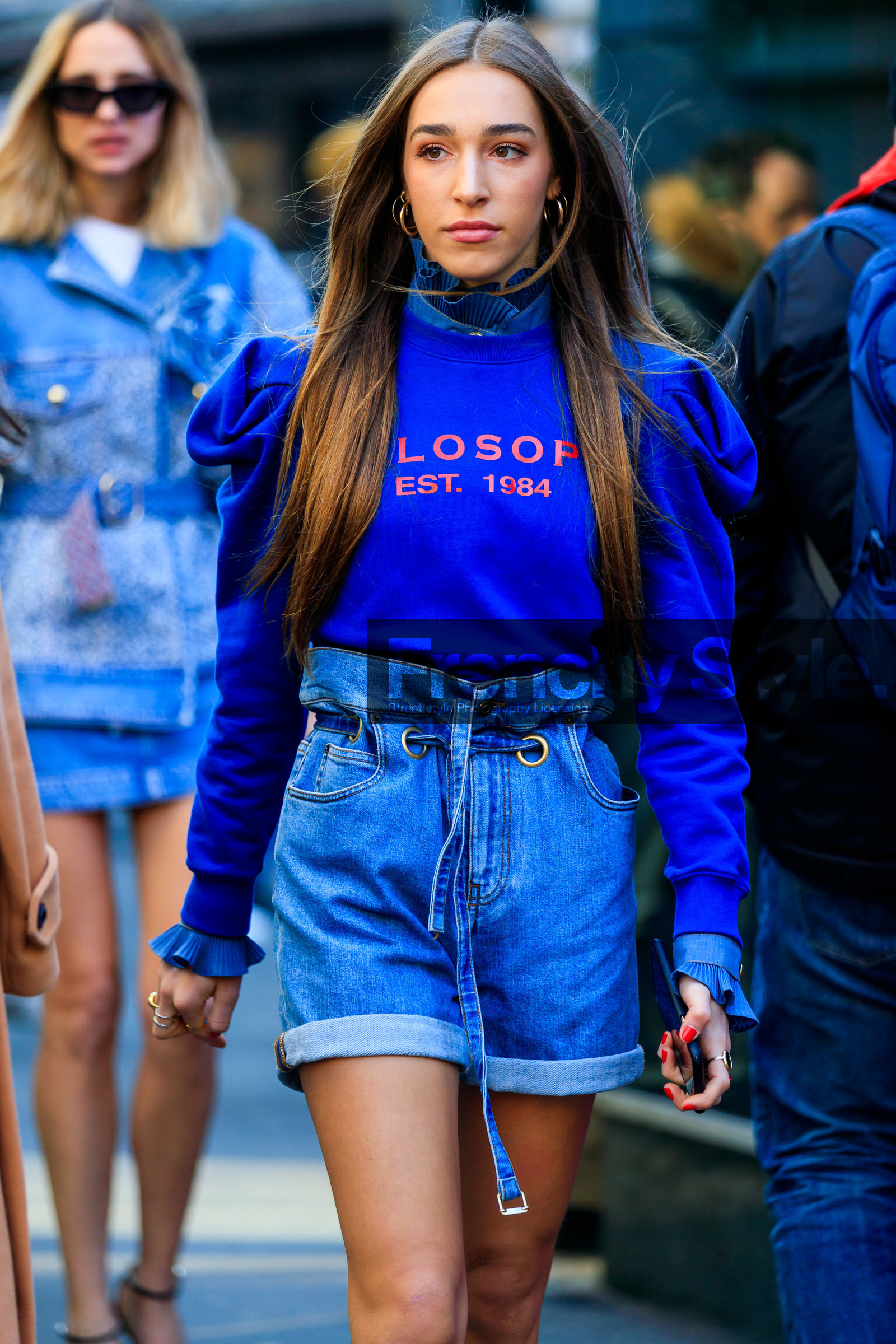 blue sweatshirt, blue shorts, high waist shorts, belted shorts, balloon sleeves, letter printed sweatshirt, denim, denim shorts, denim shirt, ruffle shirt, high collar shirt, fashion week, frenchystyle, FW, jonathan paciullo, street style, MFW, MILAN, AUTUMN WINTER 2020-2021, FALL WINTER 2020-2021, FW 20-21, vertical, atmosphere details, detail