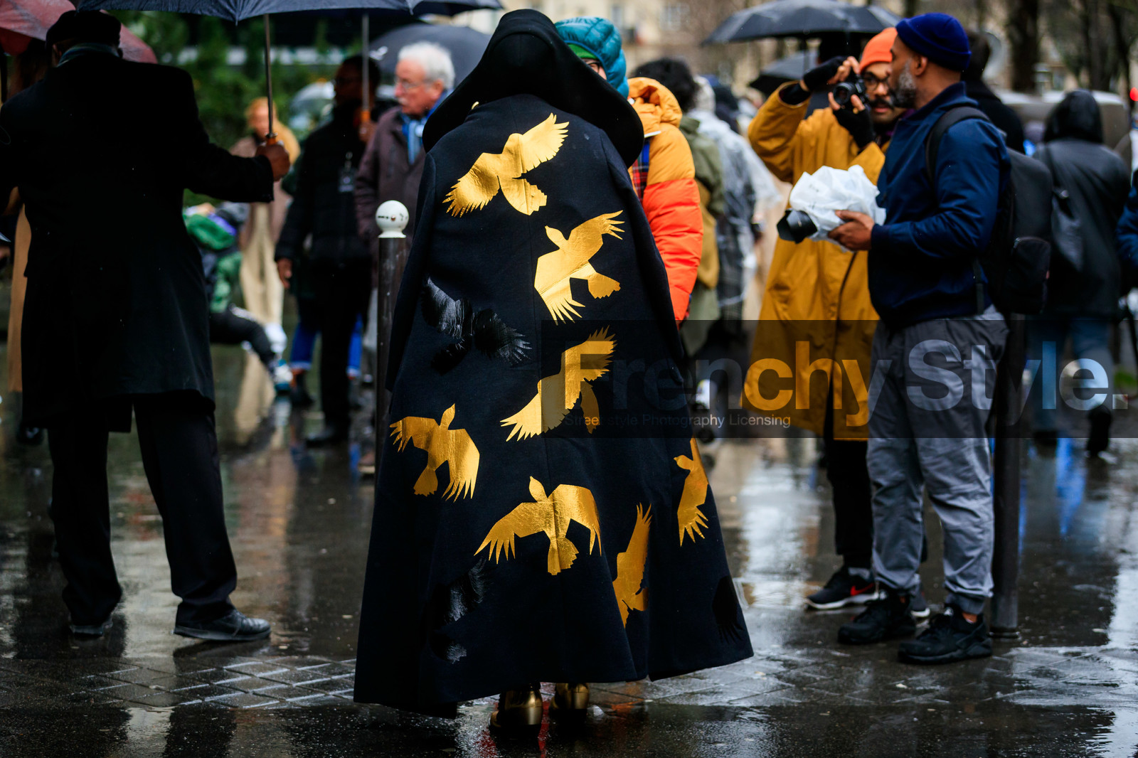 black coat, black hat, back details, golden coat, animal printed coat, long coat, black cape, golden cape, fashion week, frenchystyle, FW, jonathan paciullo, street style, PFW, PARIS, horizontal, atmosphere details, full length