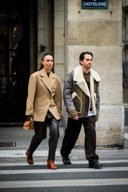 beige blazer, oversized blazer, black pants, leather trousers, tabi boots, margiela boots, camel boots, mini bag, camek bag, leather jacket, puffed jacket, printed shirt, brown trousers, black shoes, alice & j.s, alice barbier, JS roques, fashion week, frenchystyle, FW, jonathan paciullo, street style, AUTUMN WINTER 2022-2023, FALL WINTER 2022_2023, FW 22-23, PFW, PARIS, vertical, full length
