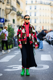 multicolor jacker, pink zipped hoodie, black turtleneck, green sunglasses, black skirt, longskirt, pleated skirt, bottega veneta boots, green bottines, pink socks, long necklaces, street style, jonathan paciullo, FW, frenchystyle, fashion week, AUTUMN WINTER 2022-2023, FALL WINTER 2022_2023, FW 22-23, PFW, PARIS, full length, vertical