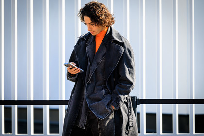 denim full look, denim trench, oversized trench, grey denim trench, orange turtleneck, fashion week, frenchystyle, FW, jonathan paciullo, street style, MFW, MILAN, AUTUMN WINTER 2022-2023, FALL WINTER 2022_2023, FW 22-23, horizontal, atmosphere details