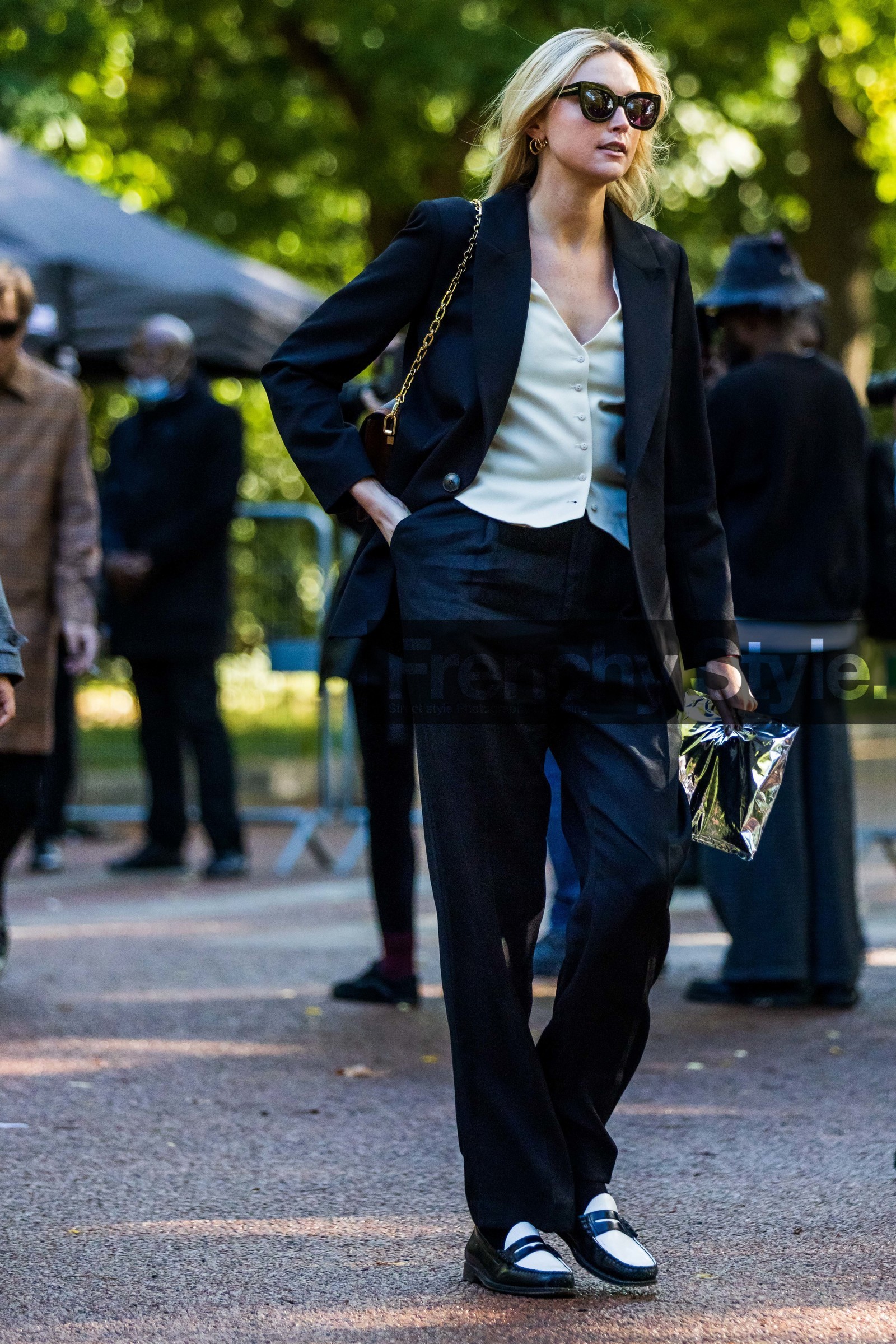 balck and white, bicolor loafers, bicolor mocassins, black blazer, black loafers, black mocassins, black pants, black suit, black sunglasses, blazer, Jane McFarland, loafers, mocassins, oversize sunglasses, pants, suit, sunglasses, waistcoat, white waistcoat, street style, jonathan paciullo, FW, frenchystyle, fashion week, PFW, PARIS, SPRING SUMMER 2022, SS 22, vertical, full length