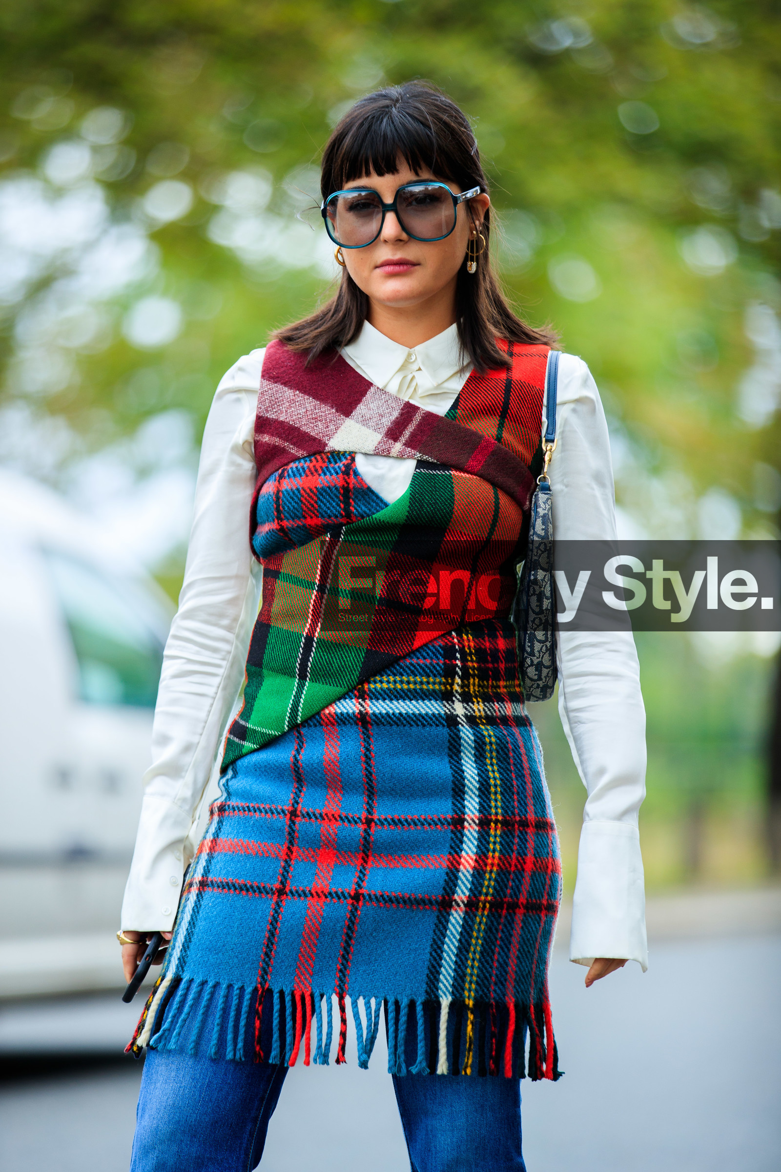 maria bernad, plaid pullover, plaid jacket, plaid top, checked jacket, checked pullover, checked top, sleeveless jacket, sleeveless pullover, sleeveless top, fringe jacket, fringe pullover, fringe top, red pullover, red jacket, red top, blue top, blue jacket, blue pullover, multicolor jacket, multicolor pullover, multicolor top, white shirt, asymetrical jacket, asymetrical pullover, asymmetrical top, layered pullover, layered top, layered jacket, denim, blue jeans, big sunglasses, blue sunglasses, smoked sunglasses, street style, jonathan paciullo, FW, frenchystyle, fashion week, PFW, PARIS, SPRING SUMMER 2021, SS 21, vertical, atmosphere details, detail