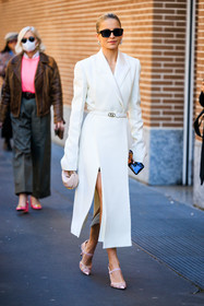 white full look, blazer long dress, fendi dress, fendi belt, rose pale pumps, black sunglasses, mini fendi bag, pink mini bag, silver earrings, caro daur, fashion week, frenchystyle, FW, jonathan paciullo, street style, MFW, MILAN, FALL WINTER 2022_2023, AUTUMN WINTER 2022-2023, FW 22-23, vertical, full length
