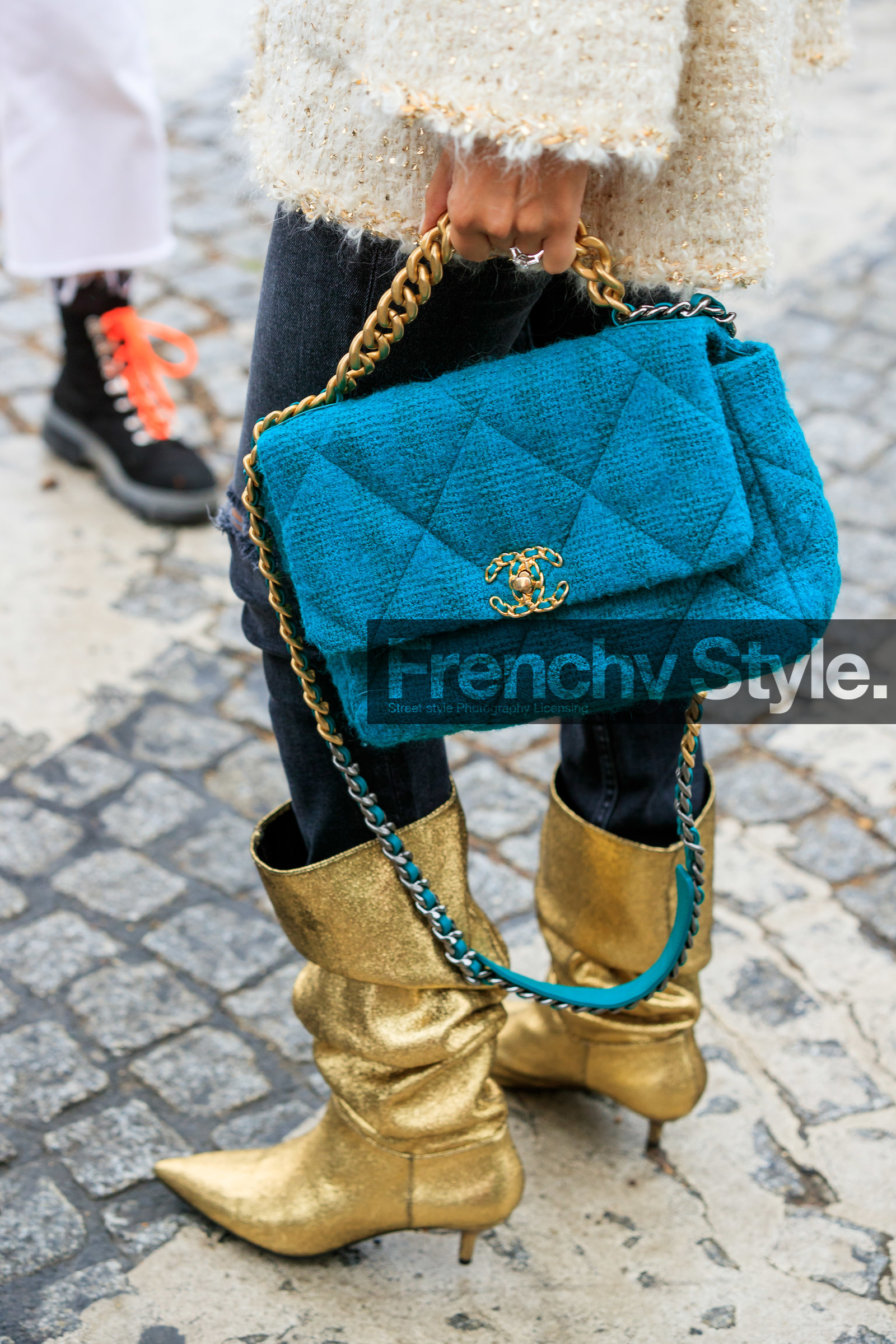 blue bag, tweed bag, tweed jacket, chanel bag, chanel jacket, golden boots, kitten heels boots, bag detail, close up detail, white jacket, quilted bag, PARIS, PFW, SPRING SUMMER 2020, SS 20, fashion week, frenchystyle, FW, jonathan paciullo, street style, vertical, atmosphere details, detail