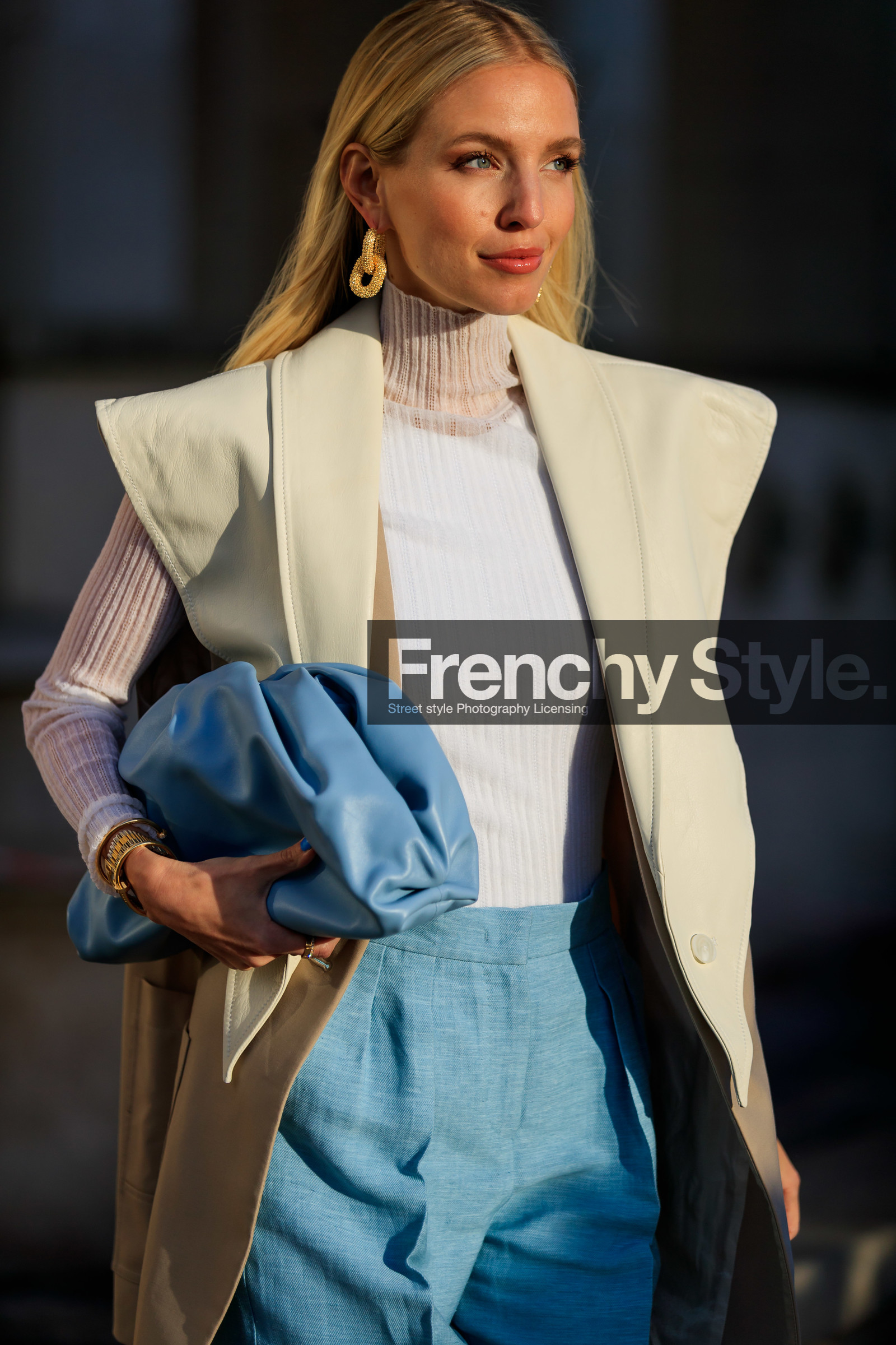 leonie hanne, white leather jacket, white pullover, turtleneck pullover, sleeveless jacket, beige jacket, bicolor jacket, oversize jacket, light blue leather clutch, light blue pants, linen pants, golden earrings, round shape earrings, dangling earrings, fashion week, frenchystyle, FW, jonathan paciullo, street style, PFW, PARIS, AUTUMN WINTER 2020-2021, FALL WINTER 2020-2021, FW 20-21, vertical, atmosphere details, detail
