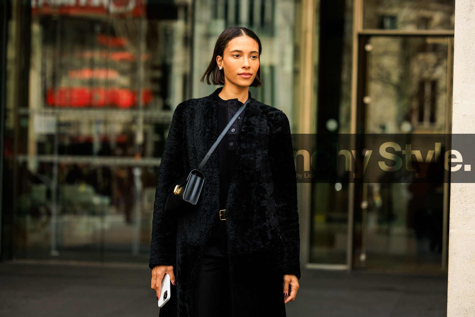 furry coat, black coat, black handbag, black pants, total black look, short hair, model, fashion week, frenchystyle, FW, jonathan paciullo, street style, AUTUMN WINTER 2022-2023, FALL WINTER 2022_2023, FW 22-23, PFW, PARIS, horizontal, atmosphere details, detail, crossbody bag
