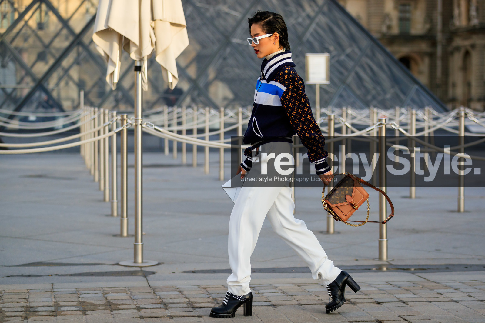 black shoes, camel bag, graphic bag, graphic jacket, high heels, leather bag, leather shoes, louis vuitton, monogram, navy jacket, printed bag, printed jacket, red lips, sunglasses, trousers, wet hair, white pants, PARIS, PFW, street style, jonathan paciullo, FW, frenchystyle, fashion week, AUTUMN WINTER 2019-2020, AW 19-20, FALL WINTER 2019-2020, FW 19-20, horizontal, atmosphere details, full length