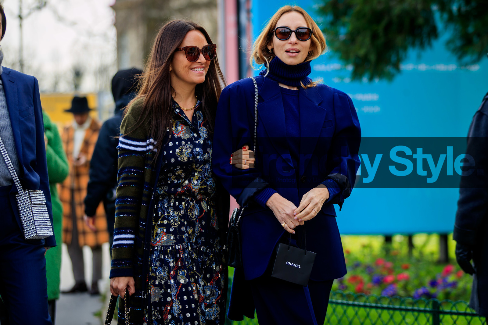 laure heriard dubreuil, alexandra golovanoff, navy blue jacket, navy blue pants, navy blue pullover, turtleneck pullover, navy blue scarf, woolen scarf, black sunglasses, kaki cardigan, navy blue cardigan, lurex cardigan, sequins cardigan, striped cardigan, floral printed dress, black dress, lurex dress, button dress, golden dress, polka dots dress, long cardigan, chanel cardigan, burgundy sunglasses, fashion week, frenchystyle, FW, jonathan paciullo, street style, PFW, PARIS, horizontal, atmosphere details, detail