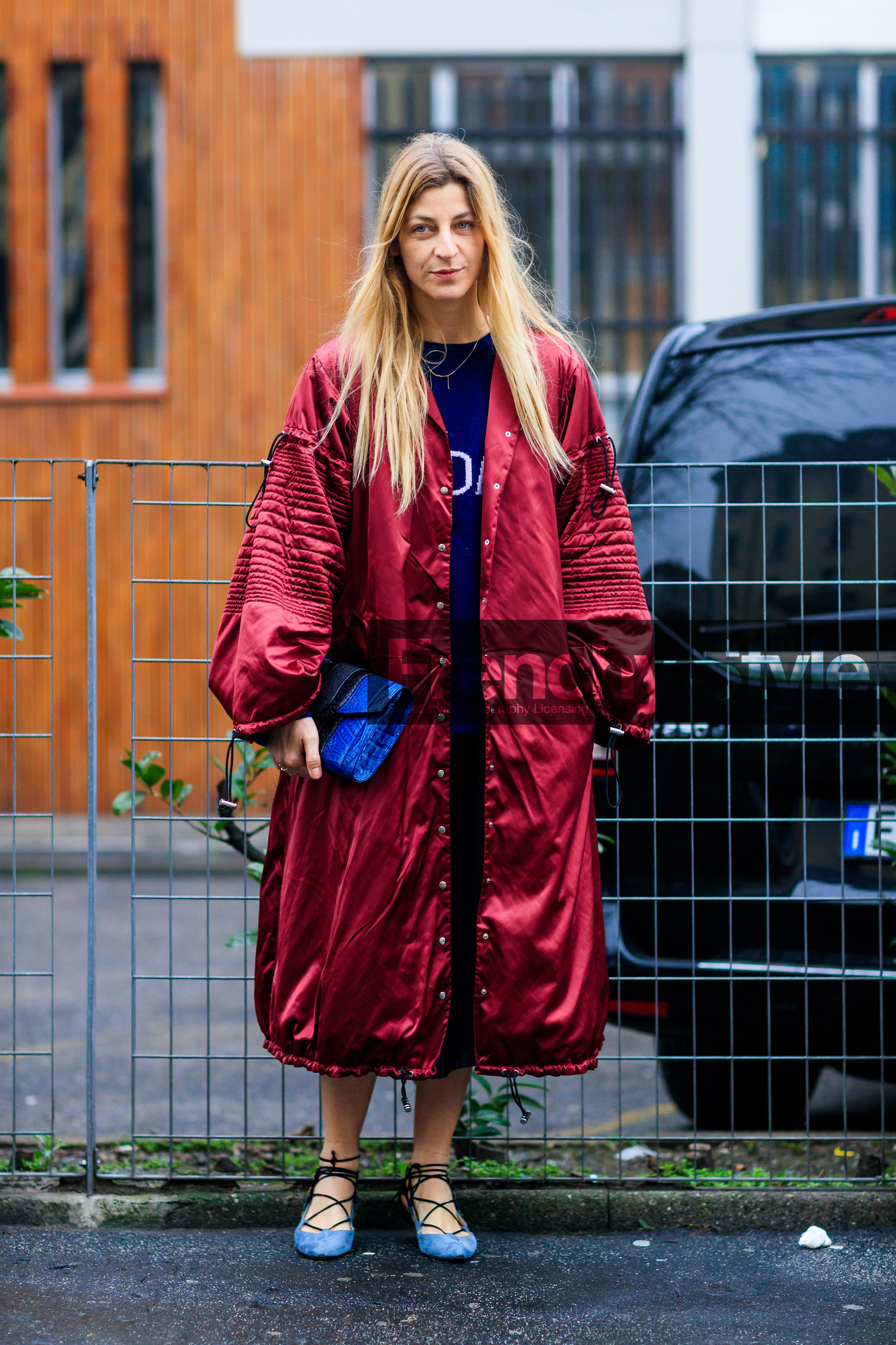 ada kokosar, AUTUMN WINTER 2017-2018, AW 17-18, blue bag, blue shoes, FALL WINTER 2017-2018, fashion week, frenchystyle, full length, FW, FW 17-18, jonathan paciullo, leather bag, leather shoes, long coat, MFW, MILAN, parka, raincoat, red coat, street style, suede shoes, vertical