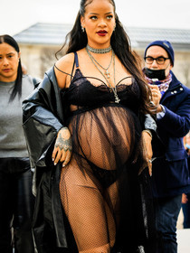 black pattent jacket, black bra, black dress, tulle dress, multiple necklaces, long hair, burgundy lips, make up, rihanna, fashion week, frenchystyle, FW, jonathan paciullo, street style, AUTUMN WINTER 2022-2023, FALL WINTER 2022_2023, FW 22-23, PFW, PARIS, vertical, detail