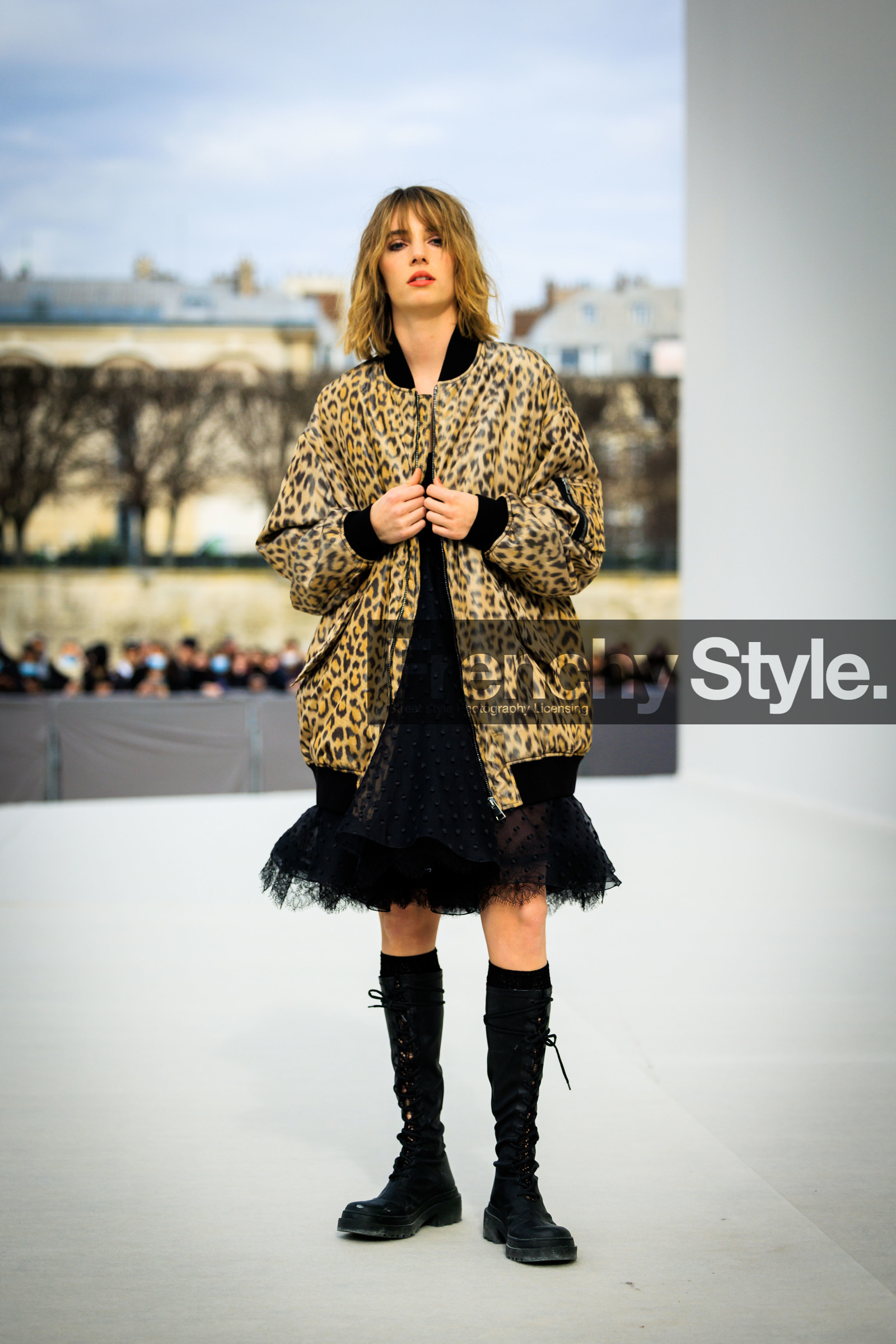 anima print jakcet, leopars print jacket, bomber oversize jacket, ruffle dress, black boots, laced boots, dior, shirt haur, maya hawke, fashion week, frenchystyle, FW, jonathan paciullo, street style, AUTUMN WINTER 2022-2023, FALL WINTER 2022_2023, FW 22-23, PFW, PARIS, vertical, full length