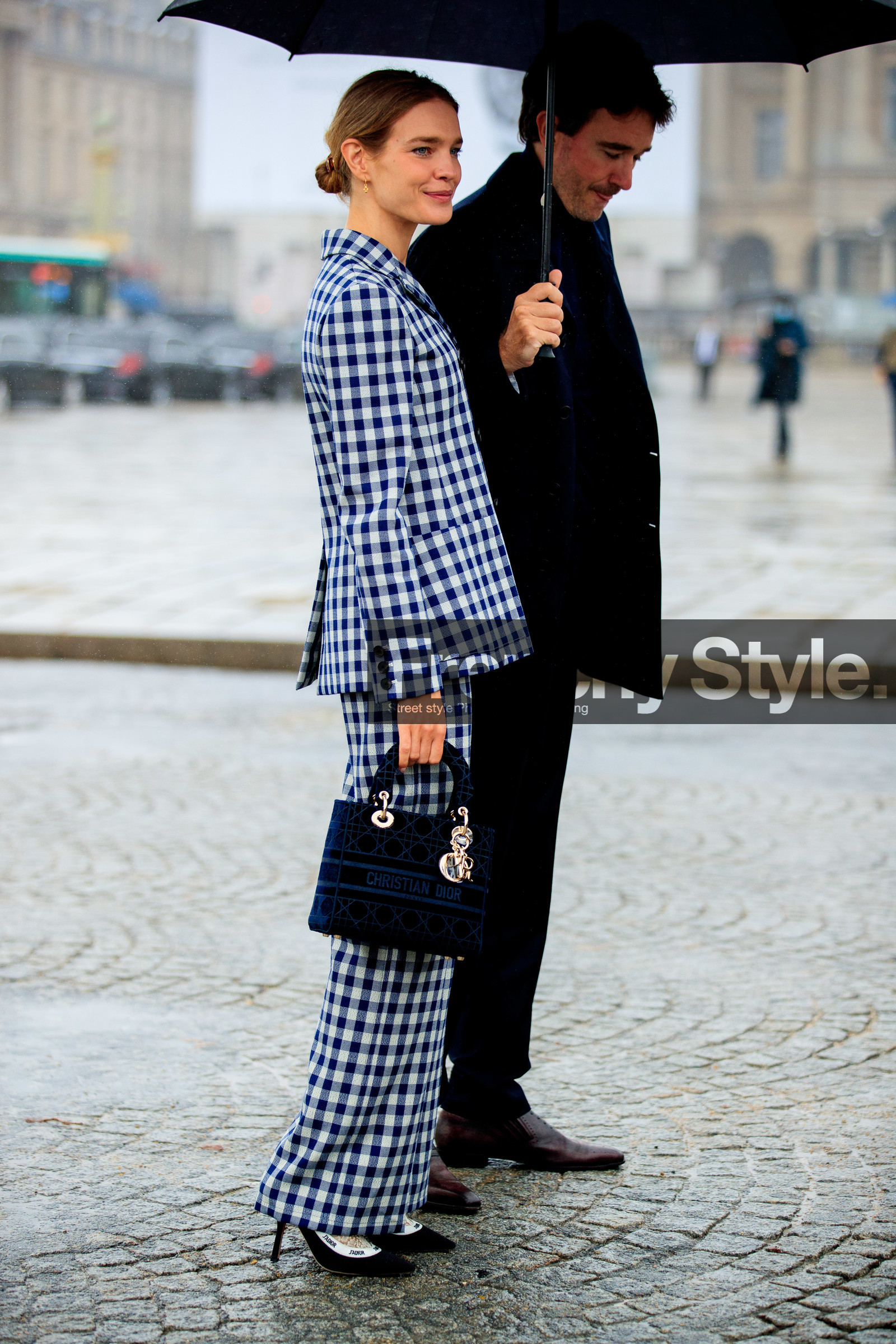 natalia vodianova, navy blue jacket, navy blue pants, navy blue suits, vichy printed jacket, vichy printed pants, vichy printed suits, white jacket, white pants, white suits, checked jacket, checked pants, checked suits, flare pants, dior bag, dior jacket, dior pants, dior total look, dior shoes, dior suits, lady dior bag, hand bag, black bag, black pumps, velvet pumps, logo printed shoes, fashion week, frenchystyle, FW, jonathan paciullo, street style, PFW, PARIS, SPRING SUMMER 2021, SS 21, vertical, full length