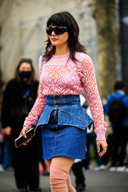 black sunglasses, mini skirt, denim skirt, loewe top, pink top, knitted top, corset belt, pink socks, carola bernard, street style, jonathan paciullo, FW, frenchystyle, fashion week, AUTUMN WINTER 2022-2023, FALL WINTER 2022_2023, FW 22-23, PFW, PARIS, vertical, detail