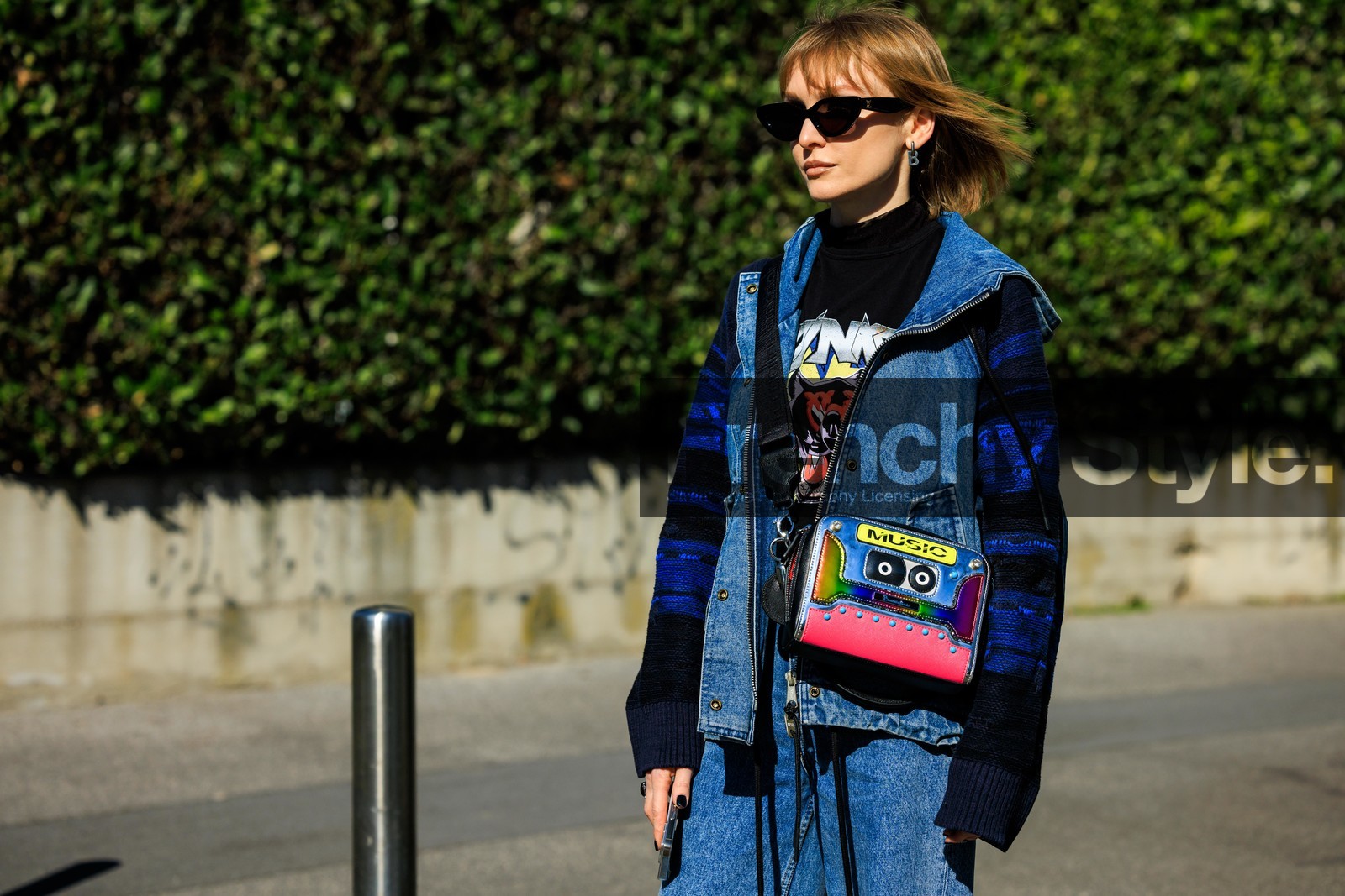 denim full look, cassette bag, crossbody bag, printed crossbody, printed pullover, black sunglasses, 80S look, fashion week, frenchystyle, FW, jonathan paciullo, street style, MFW, MILAN, AUTUMN WINTER 2022-2023, FALL WINTER 2022_2023, FW 22-23, horizontal, atmosphere details