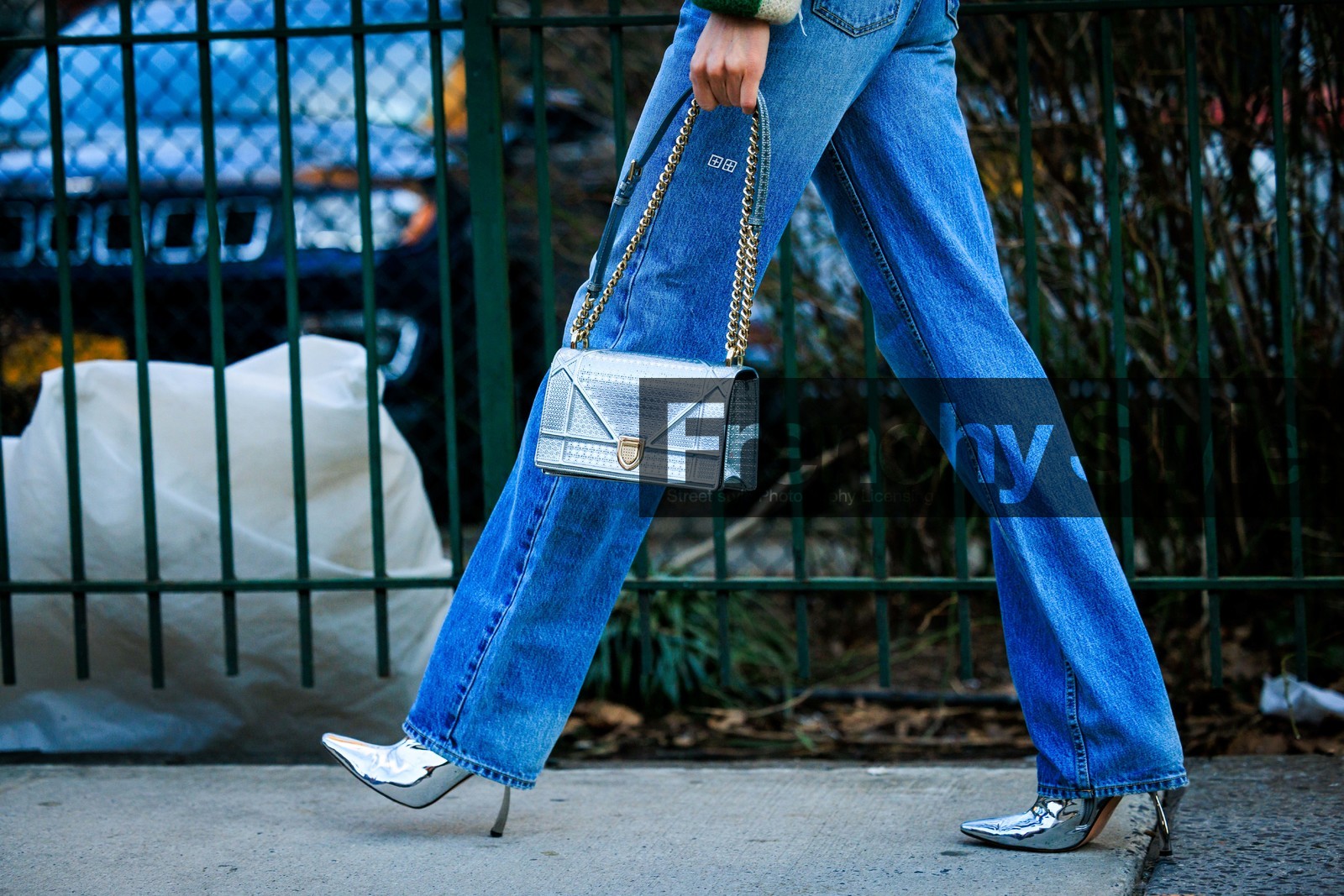 dior silver handbag, silve high heel boots, wideleg blue jeans, fashion week, frenchystyle, FW, jonathan paciullo, street style, NYFW, NEW YORK, AUTUMN WINTER 2022-2023, FALL WINTER 2022_2023, FW 22-23, atmosphere details, horizontal
