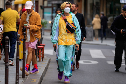 light blue jacket, light blue pants, light blue jogging pants, sportswear jacket, sportswear, yellow t-shirt, tie and dye t-shirt, crossbody bag, waist bag, rainbow pants, rainbow jacket, metalic jacket, metalic pants, sparkling jacket, sparkling pants, purple sneakers, big sole sneakers, yeezy shoes, multicolor bag, multicolor waist bag, fashion week, frenchystyle, FW, jonathan paciullo, street style, PFW, PARIS, SPRING SUMMER 2022, SS 22, horizontal, atmosphere details, full length